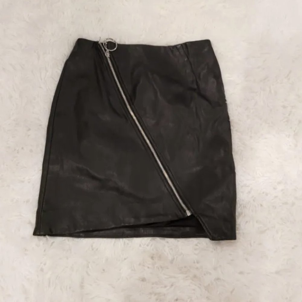 Short skirt w/Exposed Diagonal Zip